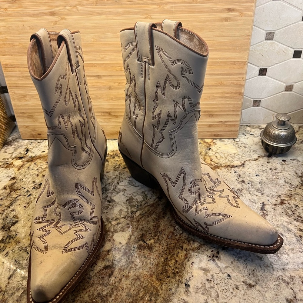 Mid calf cowboy boots crème